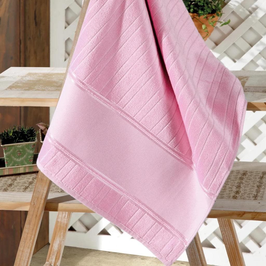 Toalha de banho rosa fofinha gigante Dohler Velour Artesanal 70 x 140 cm pendurada em suporte de madeira