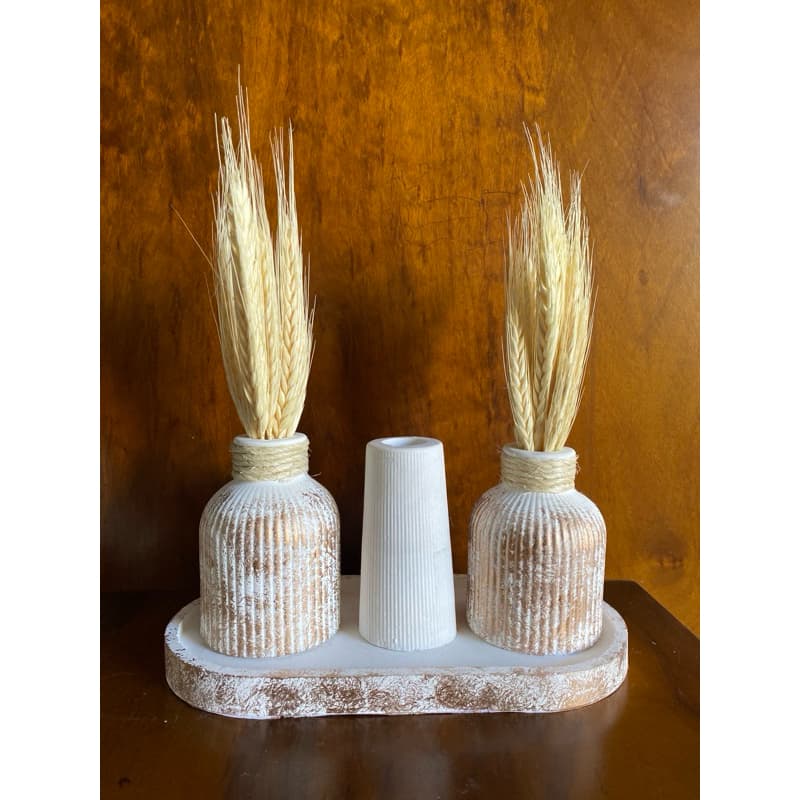 Kit decorativo com três vasos em gesso e trigo seco em uma bandeja de madeira