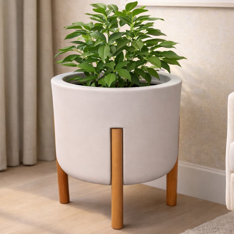 Vaso cilíndrico branco com pés de madeira para plantas, luxuoso, com uma planta verde.