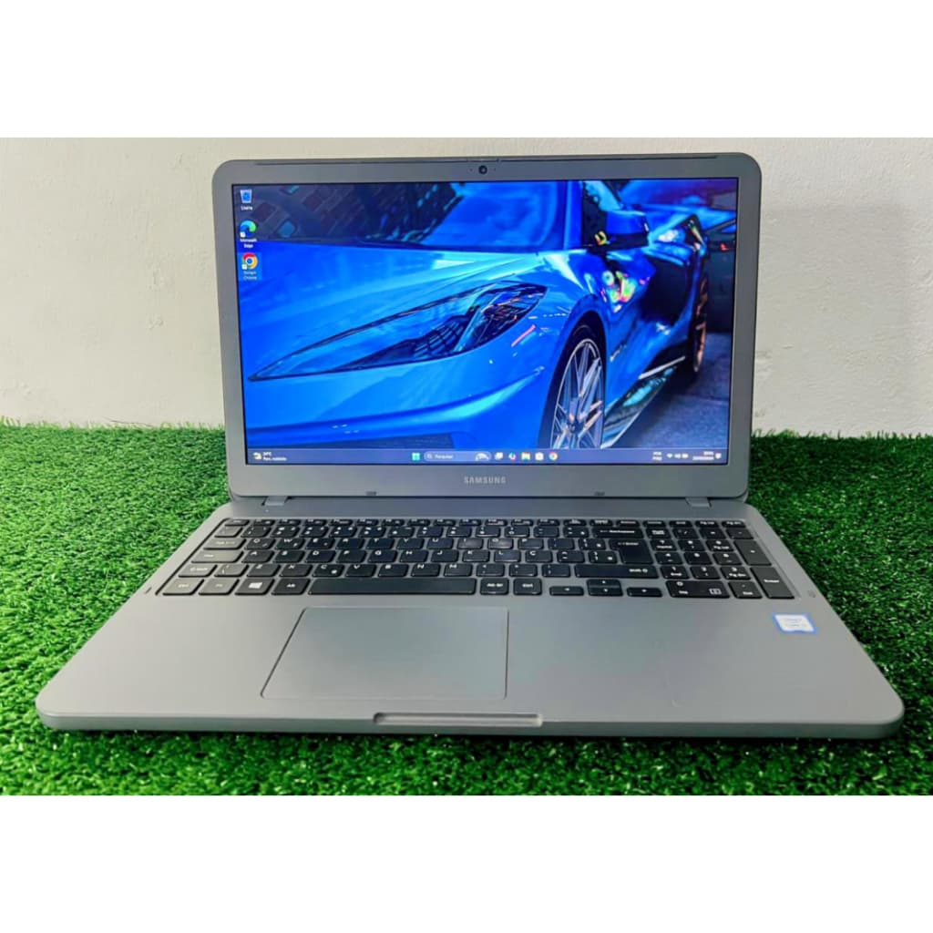 Notebook Samsung NP350X aberto com tela de carro esportivo azul