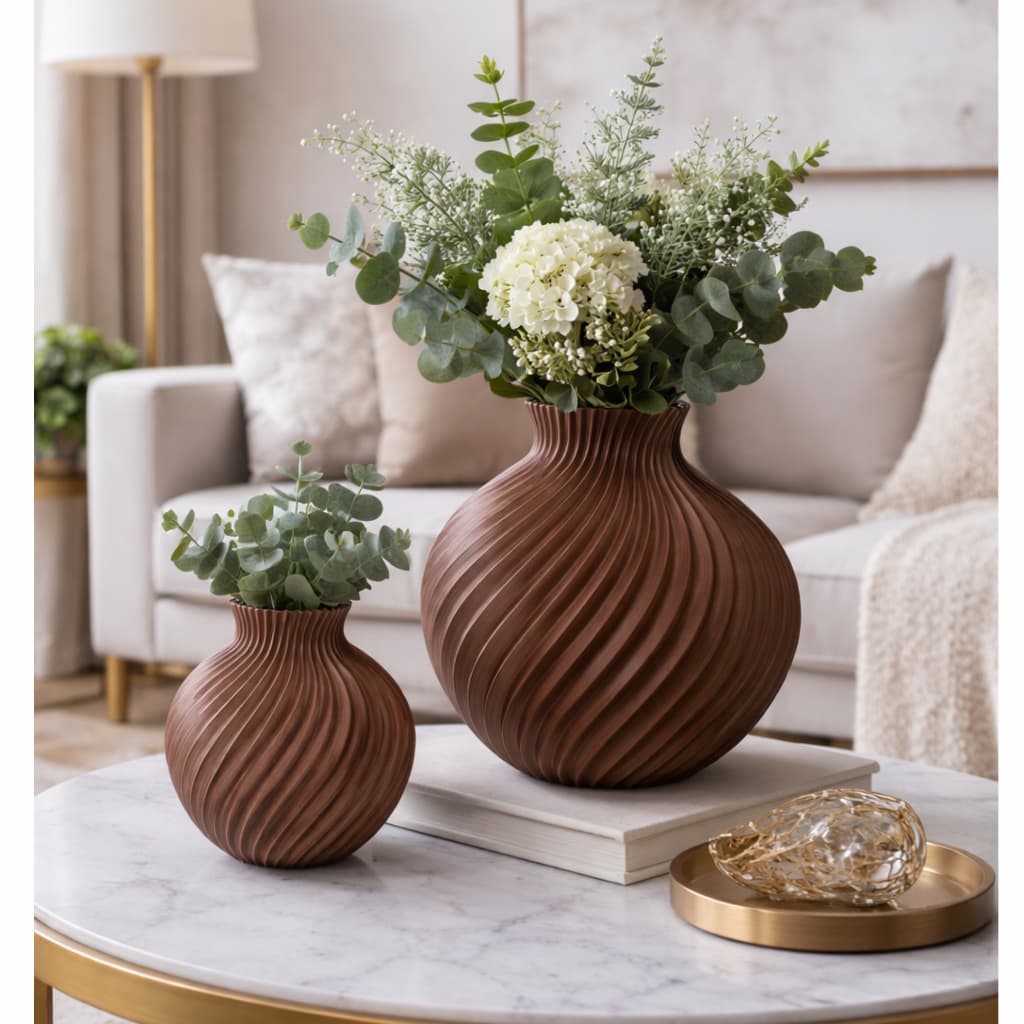 Dois vasos decorativos marrons com design ondulado em um ambiente de sala de estar.
