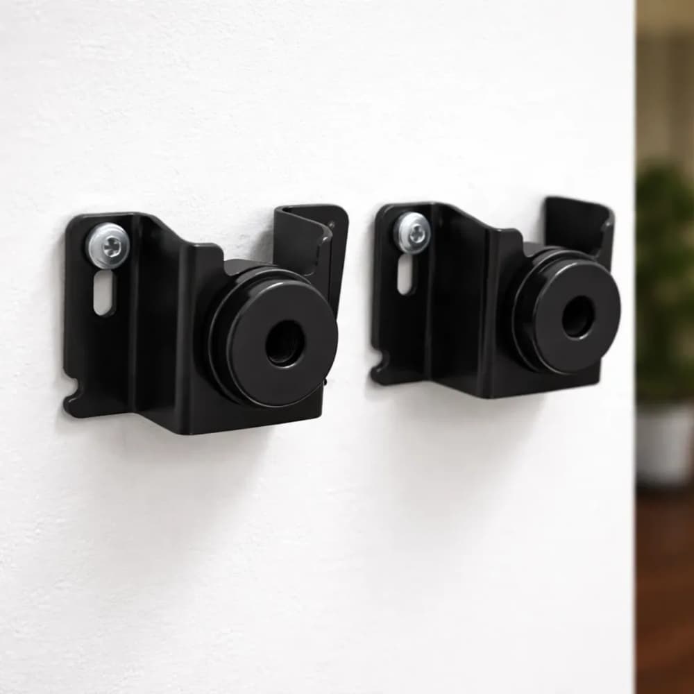 Suportes de parede pretos para TV, design minimalista, fixados em uma superfície branca.