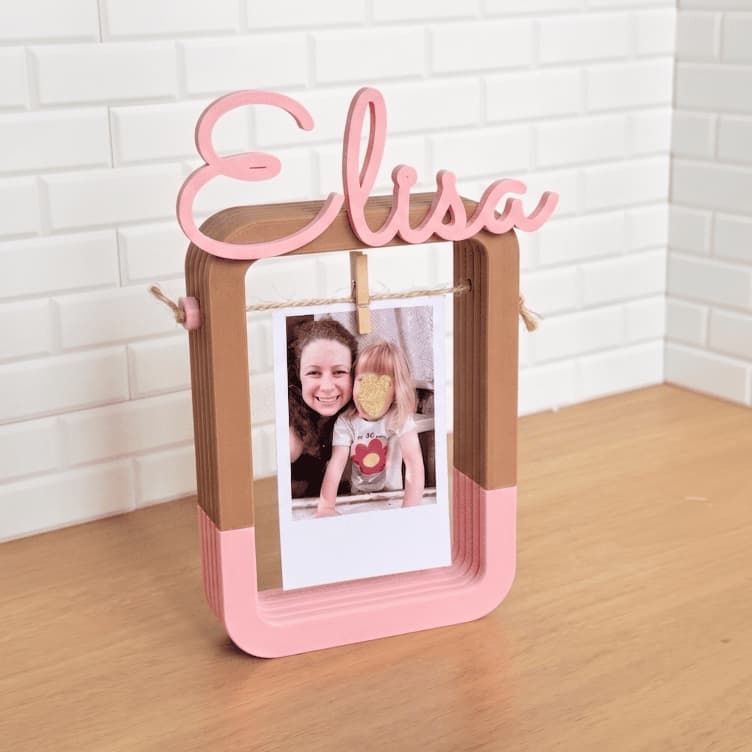 Porta retrato personalizado rosa e marrom com nome Elisa e foto de mãe e filha