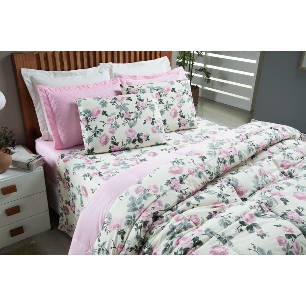 Edredom estampado floral de casal com flores rosa e verdes sobre fundo branco