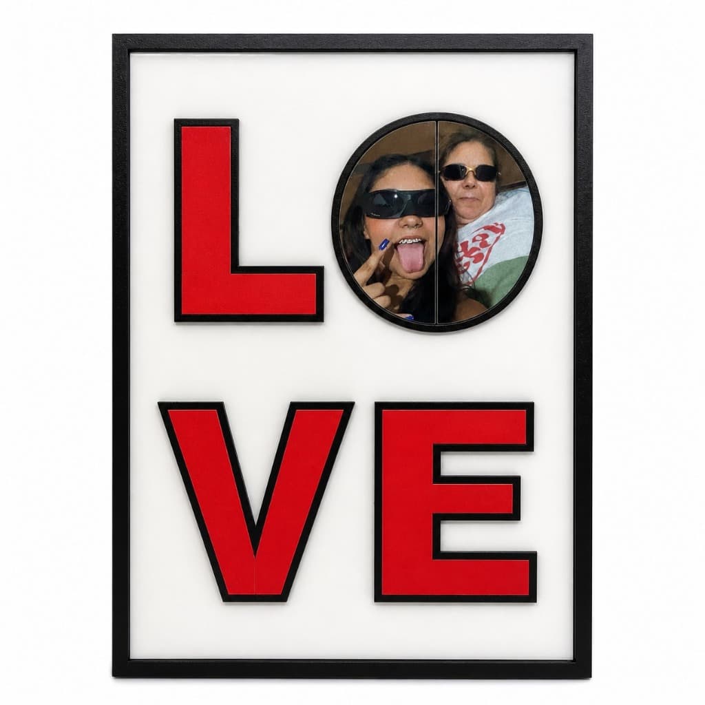 Porta retrato personalizado 'LOVE' com foto inserida