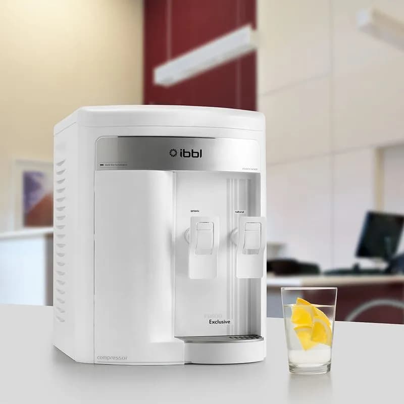 Filtro Purificador de Água IBBL FR600 em fundo de escritório com copo de limão