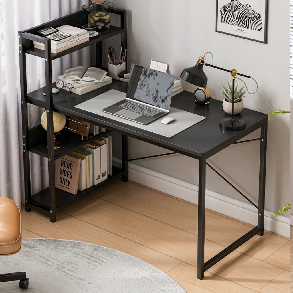 Mesa de escritório preta com quatro prateleiras, livros, lâmpada e planta