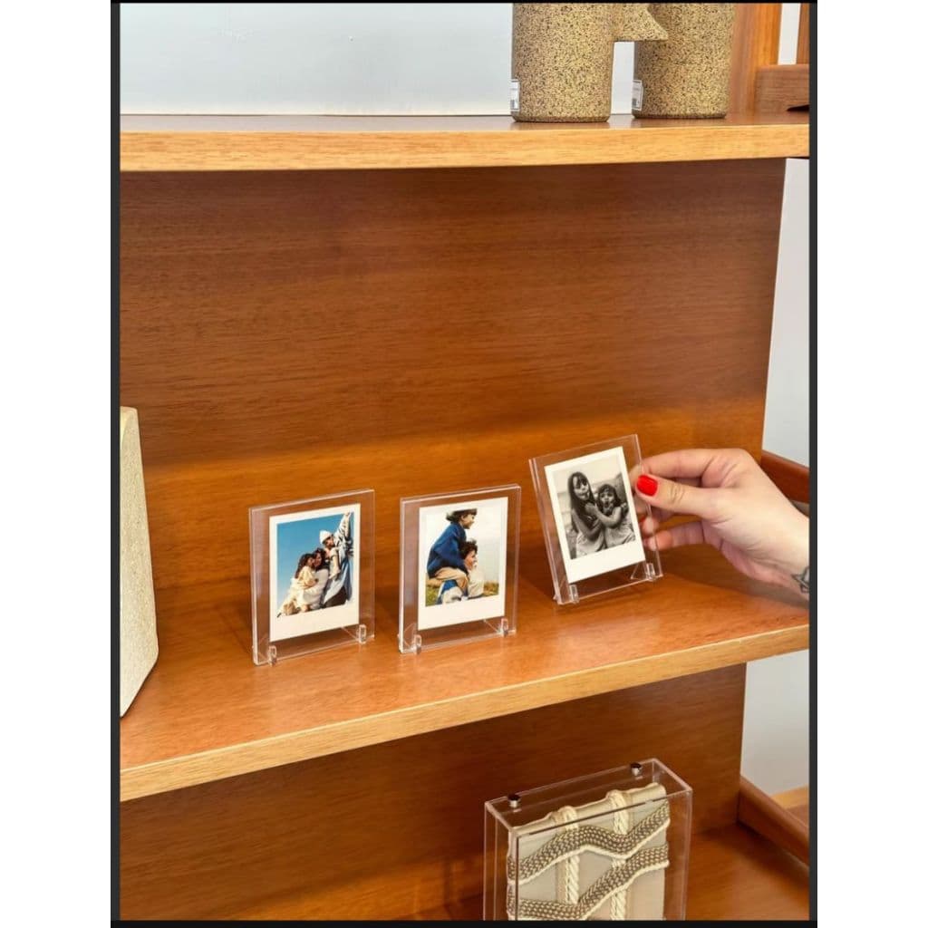 Kit de 3 porta-retratos minimalistas em acrílico para fotos polaroide em prateleira de madeira