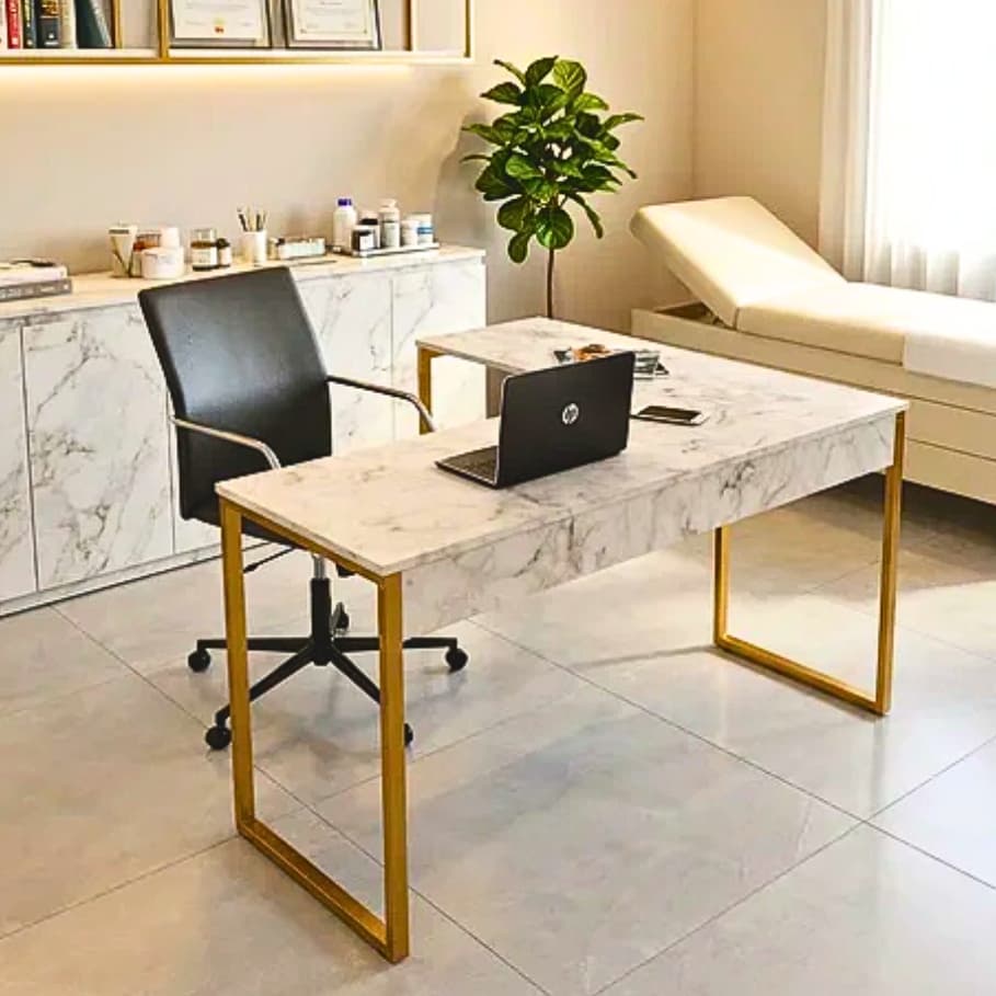 Mesa de escritório com superfície de mármore branco e estrutura em metal dourado