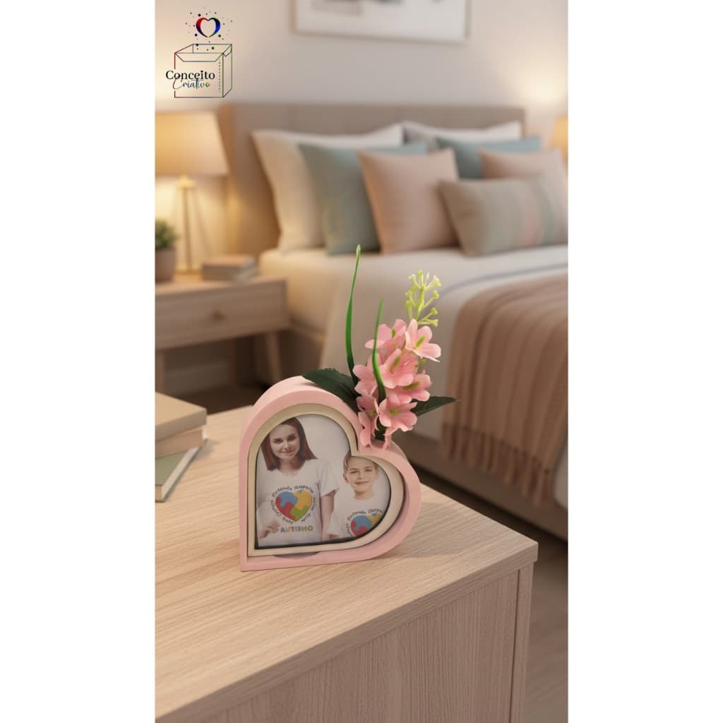 Porta-retrato em forma de coração rosa com foto de crianças e flor