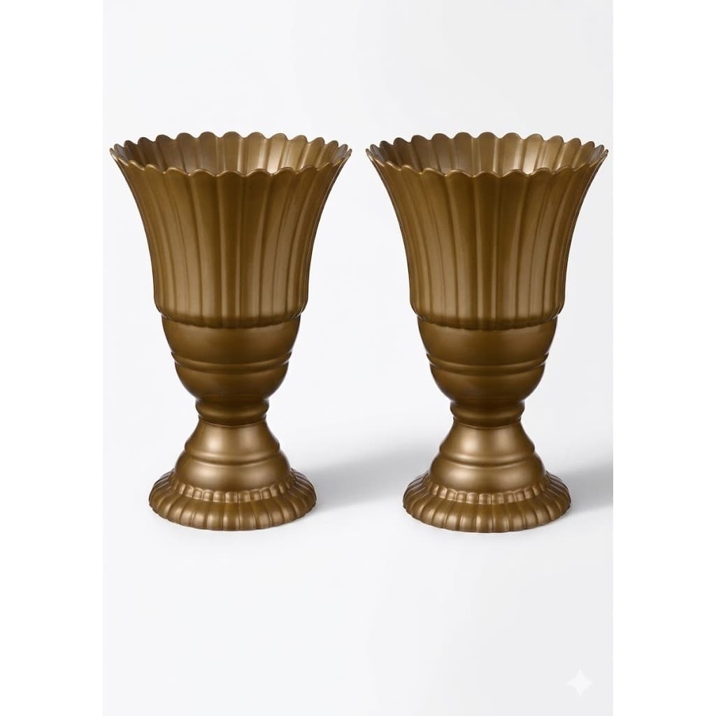 Dois vasos decorativos de plástico marrom, 20 cm, estilo luxuoso, base redonda, parte superior em forma de tulipa, textura ondulada, fundo branco.