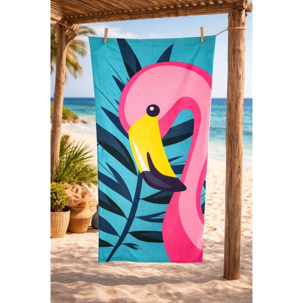 Canga de praia com estampa de flamingo rosa e azul, pendurada em cabana de madeira na praia