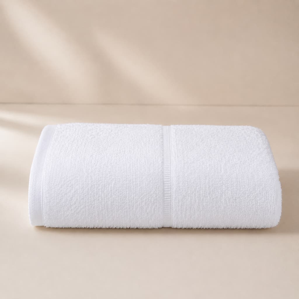 Toalha de banho branca 100% algodão, macia e de alta absorção, ideal para uso em hotéis e pousadas.