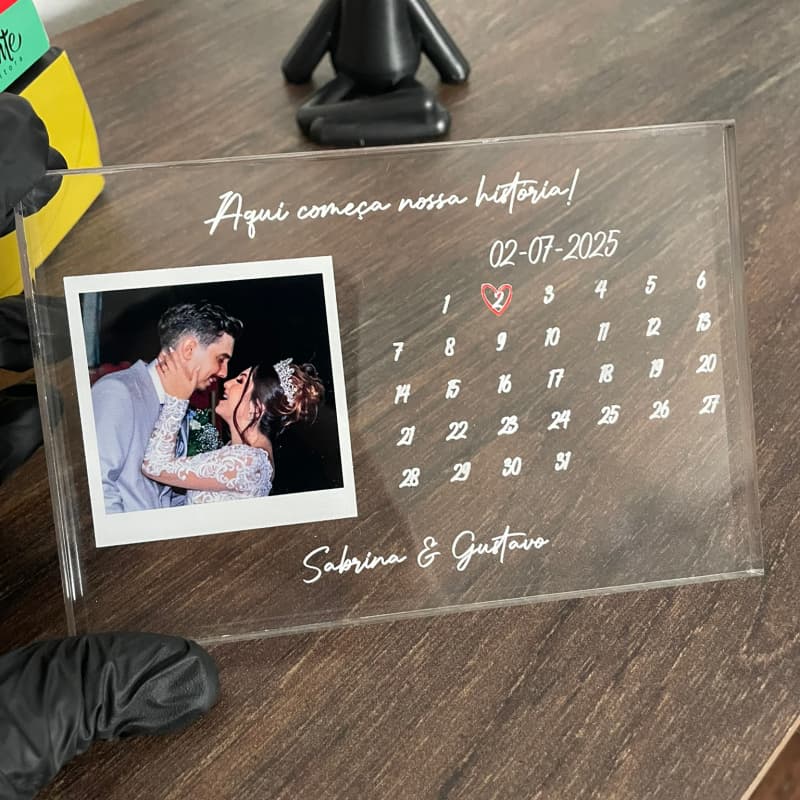 Bloco de mesa acrílico personalizado com foto de casamento e calendário