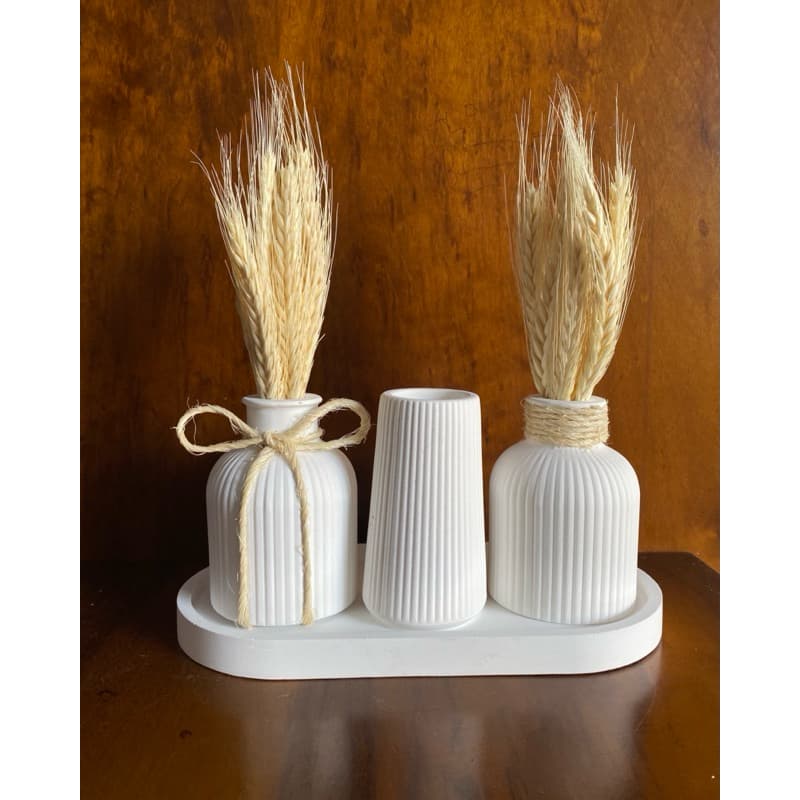Kit decorativo com três vasos brancos e bandeja, estilo minimalista