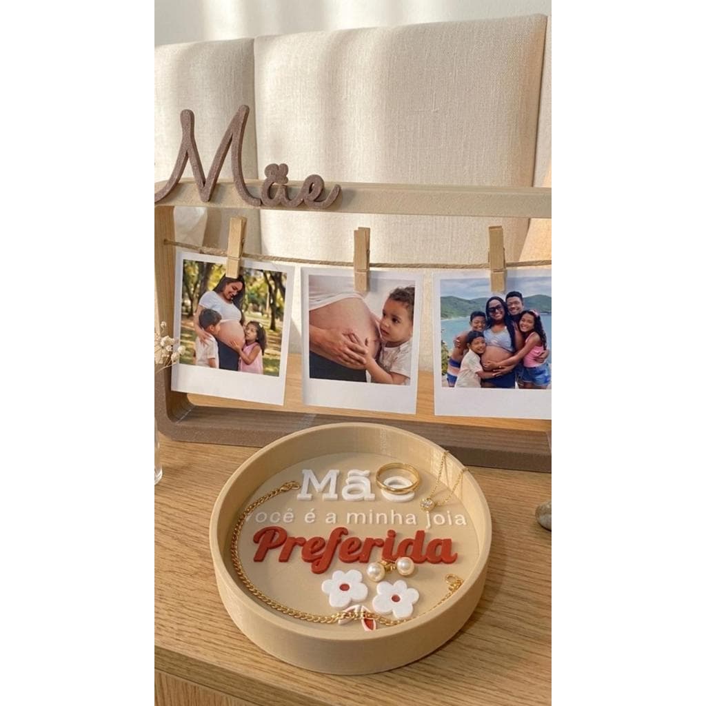 Porta-retrato decorativo em forma de varal com fotos de família e frase 'Mãe e a minha joia preferida'