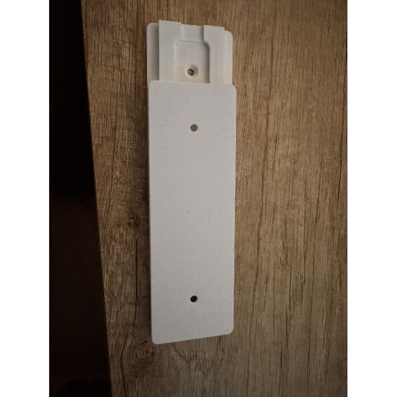 Suporte para filtro de linha e extensão branco fixado em uma superfície de madeira