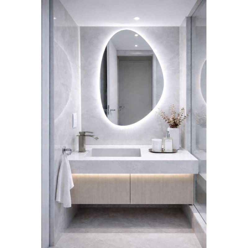 Espelho decorativo oval com iluminação LED orgânica, fundo branco, para banheiro moderno