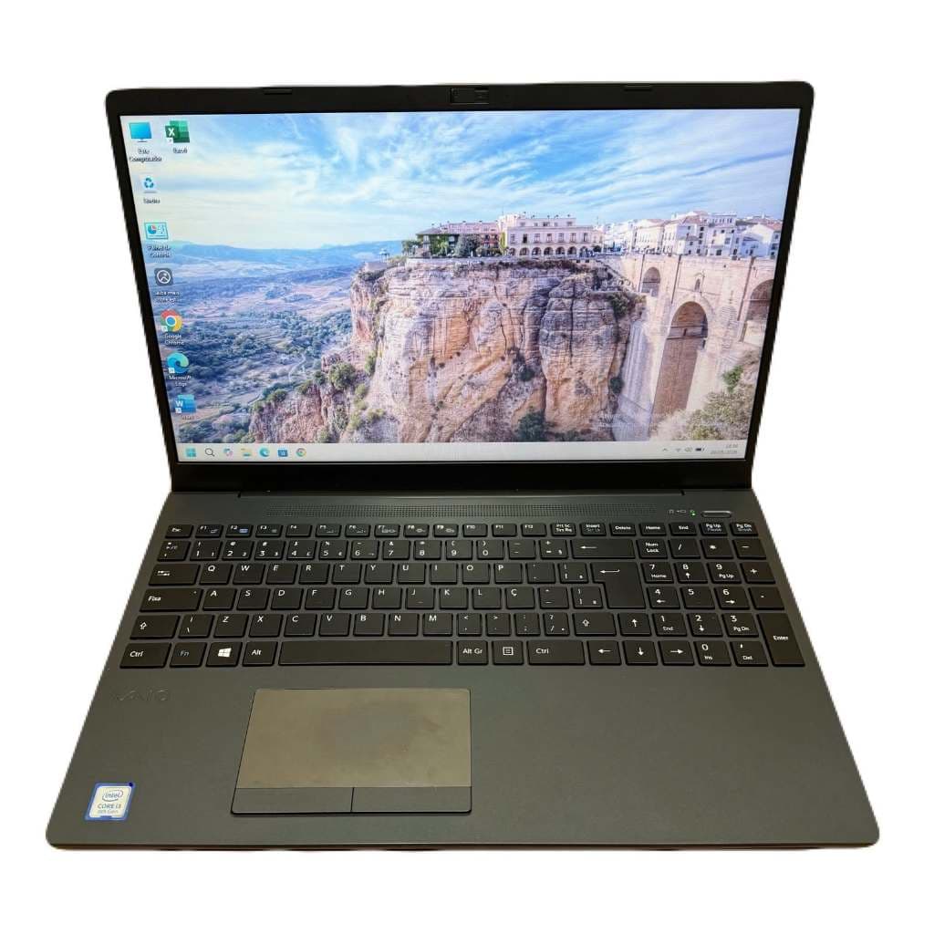 Notebook Vaio preto aberto com tela exibindo paisagem e teclado visível