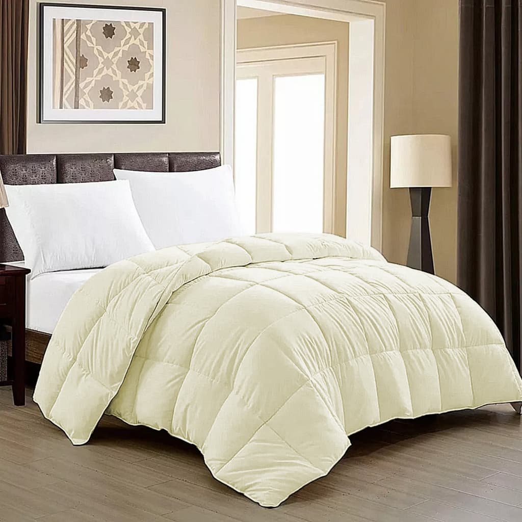 Edredom queen size branco em um quarto com fundo de parede bege e uma janela aberta