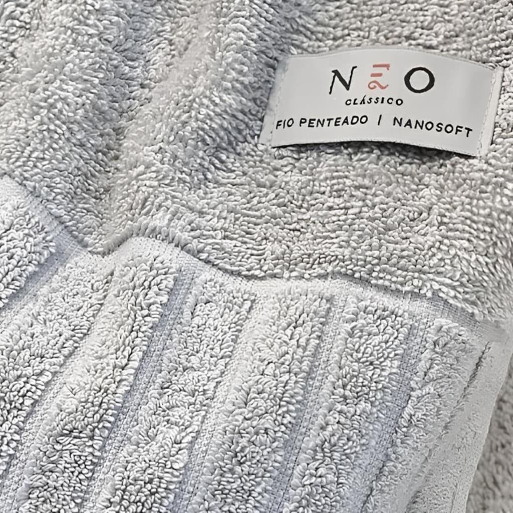 Toalha de banho branca de algodão com rótulo Neo Clássico