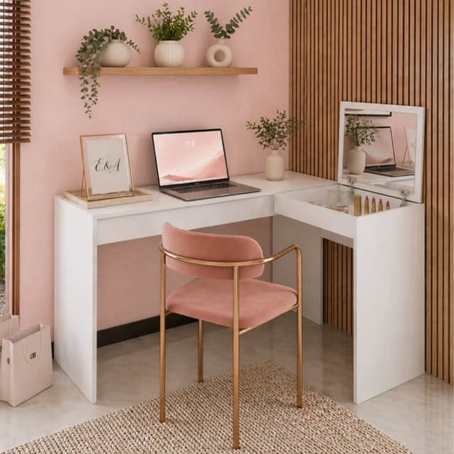 Escrivaninha em L moderna branca com espelho e prateleira, em um ambiente com parede rosa pálido.