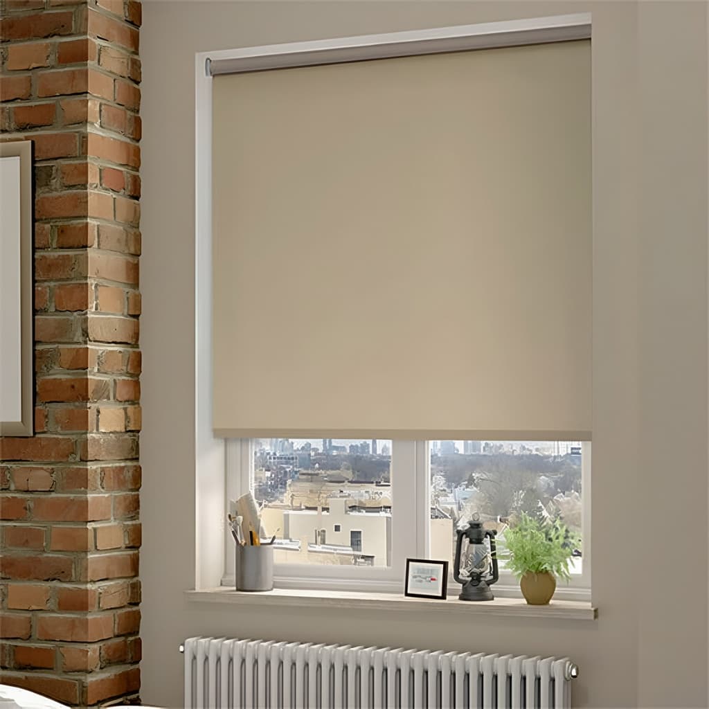 Cortina rolô branca blackout instalada em uma janela com vista da cidade, vaso com plantas e lanterna na janela.
