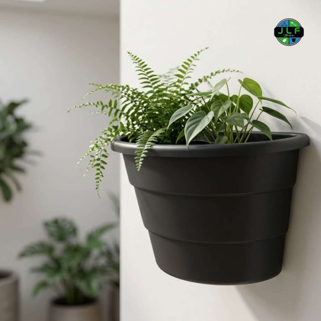 Vaso de parede preto com planta verde em ambiente interno