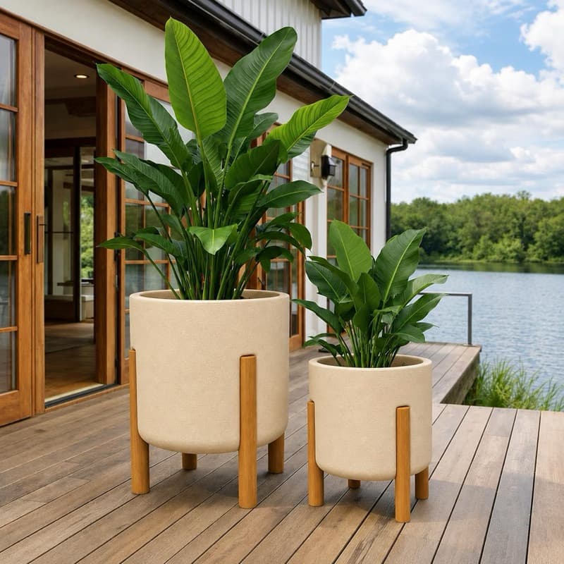Kit 2 vasos de plantas cilíndricos com pés de madeira, estilo nórdico, em um deck com vista para um lago