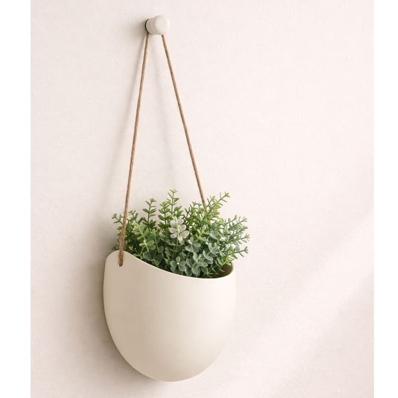 Vaso suspenso branco minimalista com planta verde e flores brancas