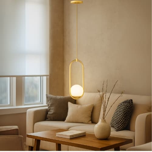 Lustre pendente globo oval dourado fosco em sala de estar