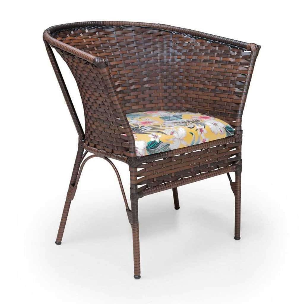 Poltrona de jardim em junco sintético com estampa floral, cor marrom, para uso em áreas externas.