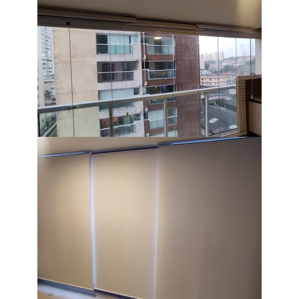 Janela com persianas rolo brancas fechadas bloqueando a luz, vista para varanda com prédio ao fundo.
