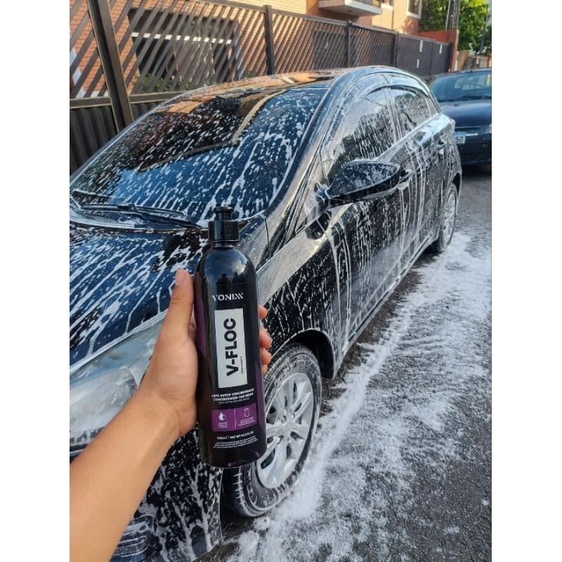 Shampoo automotivo V-Floc da Vonixx aplicado em um carro preto