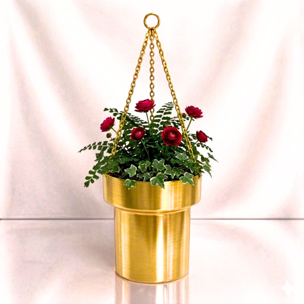 Cachepot de alumínio anoizado dourado para plantas com flores vermelhas