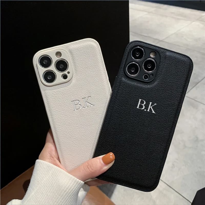 Capas de couro personalizadas para iPhone 15 com iniciais 'BK' em branco e preto
