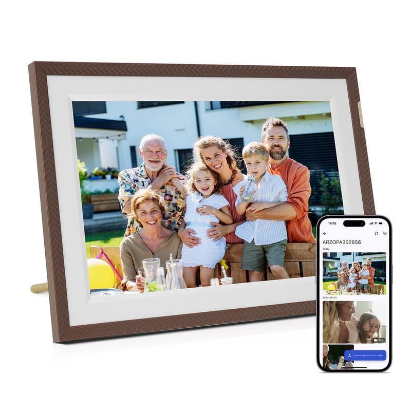 Porta-retrato digital ARZOPA D10 com tela IPS de 10.1 polegadas, moldura marrom, exibindo uma foto de família. Smartphone ao lado com interface da aplicação.