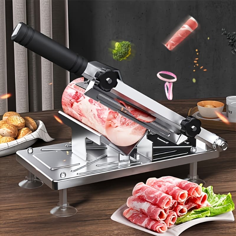 Fatiador manual de carnes e frios com lâmina ajustável em aço inoxidável sobre uma mesa de madeira