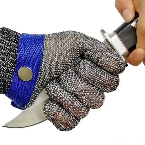 Luva de proteção de malha de aço inoxidável cinza segurando uma faca