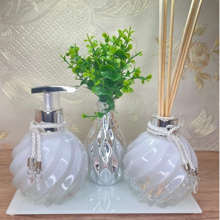 Kit lavabo com dispensador de sabão, vaso e difusor de aroma em vidro branco e prateado