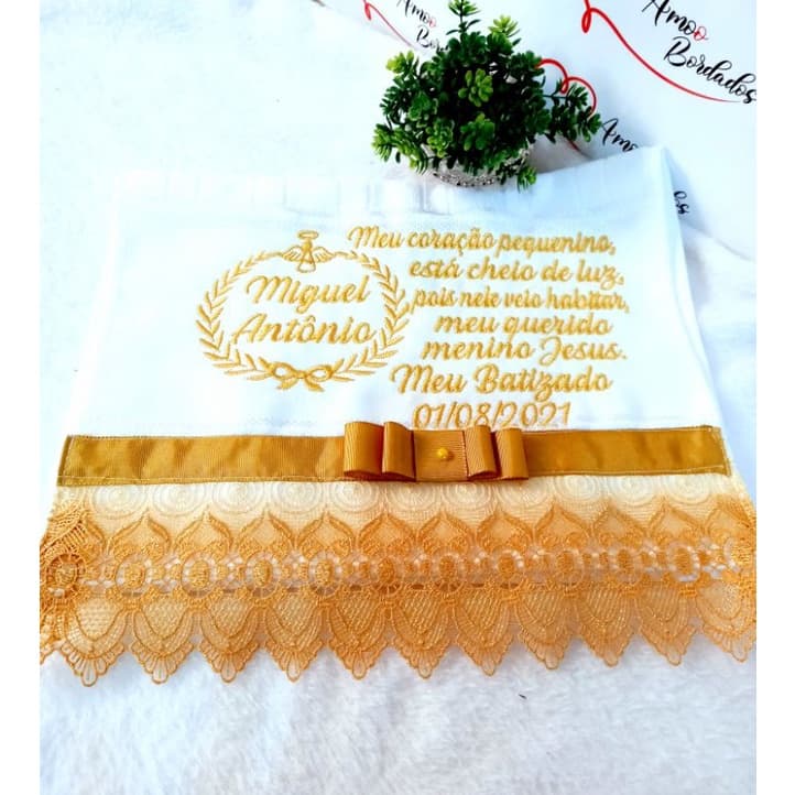 Toalha de mão branca personalizada para batizado com borda dourada e fita.