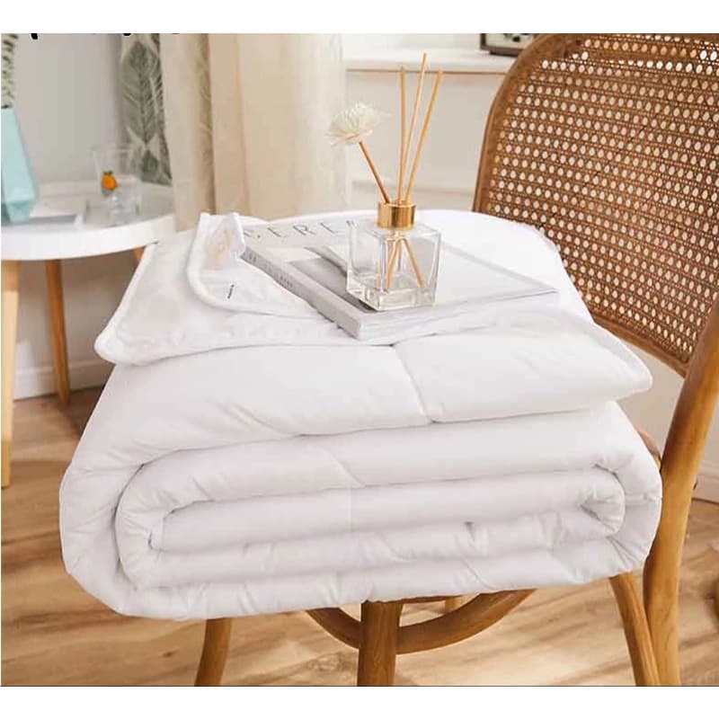 Kit edredom solteiro branco com duas capas de duvet sobre cadeira