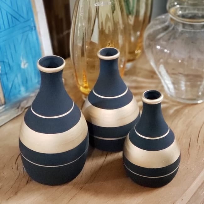 Três vasos decorativos de cerâmica azul e branco com detalhes em ouro para decoração de mesa