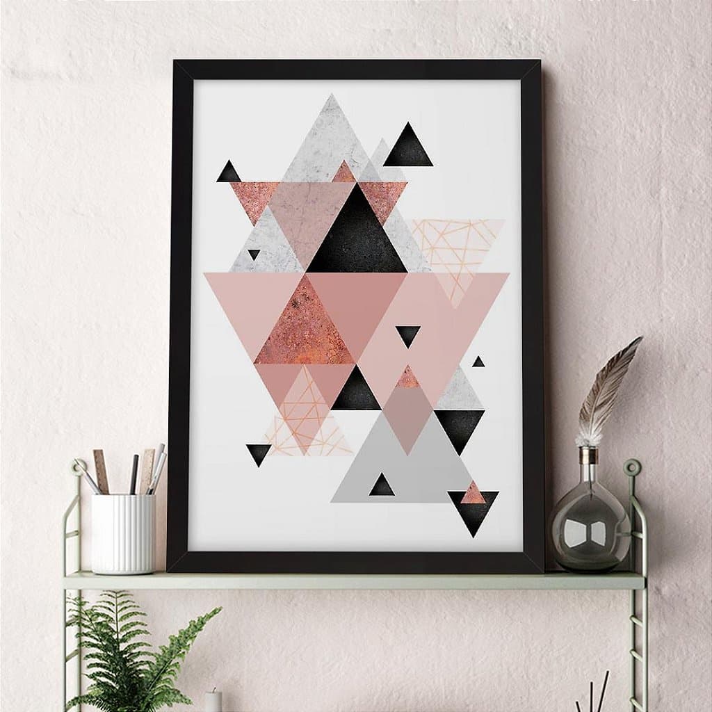 Quadro decorativo geométrico com triângulos rose gold e rosa, moldura preta, fundo branco
