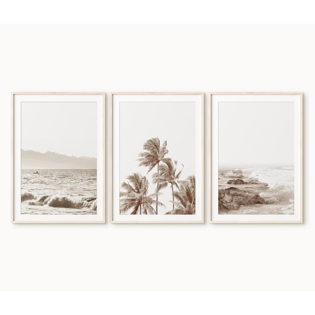 Quadros decorativos minimalistas de praia com palmeiras e ondas do mar, em tons de marrom e branco.