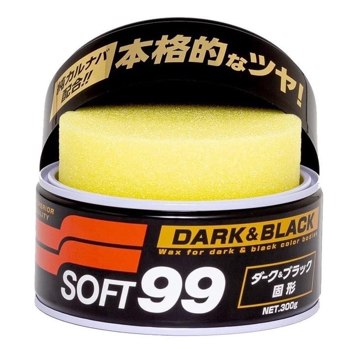 Cera automotiva Soft 99 para carros escuros, lata de 300g, tampa preta, rótulo japonês, esponja amarela.