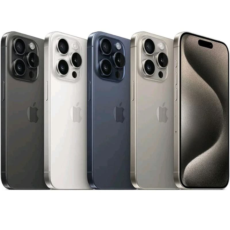 iPhone 15 Pro Max em quatro cores: preto, branco, azul e prata, mostrando câmeras traseiras.