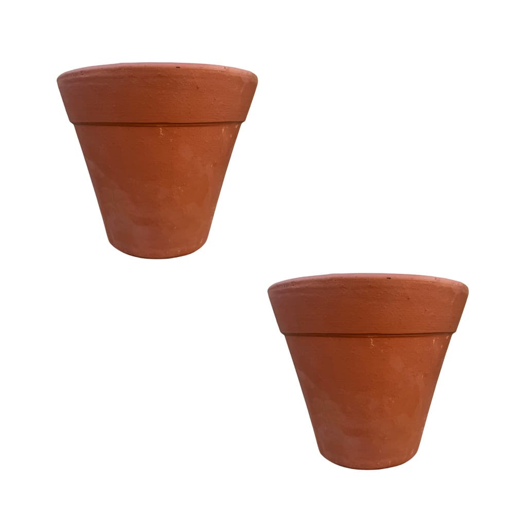 Dois vasos de cerâmica marrom claro em ângulos diferentes contra fundo branco