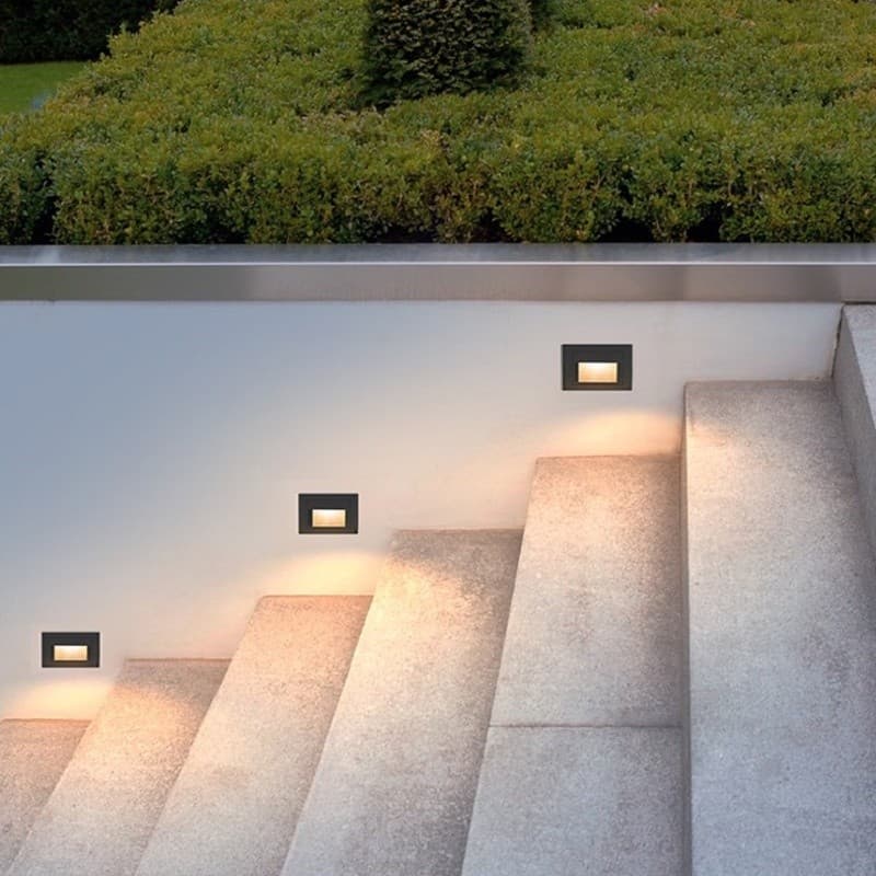 Luminárias de LED embutidas em escadas iluminadas com luz amarela quente