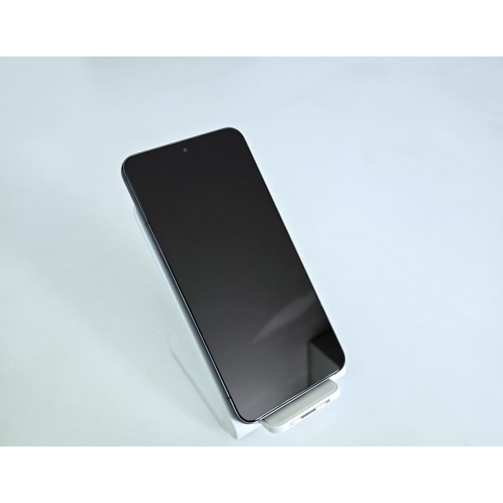 Samsung Galaxy S22 128GB preto em suporte branco